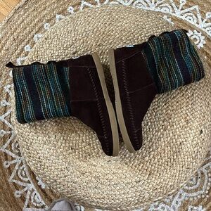 Toms brown suede mocassin boots with colorful knit 🧶 design size 9